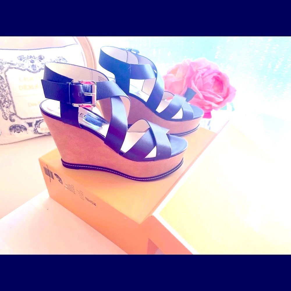 Beautiful size 8 Designer sandals brand new! You will love them :)